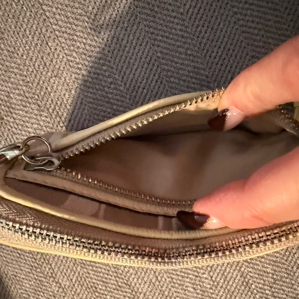 Coach Poppy Beige Wristlet with Dark Silver Patch - Picture 3 of 12